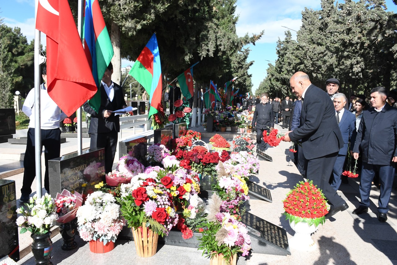 Vətən müharibəsi şəhidinin məzarı ziyarət olundu - FOTOLAR